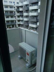 Klimatyzacja Rybnik - widok jednostki na balkonie